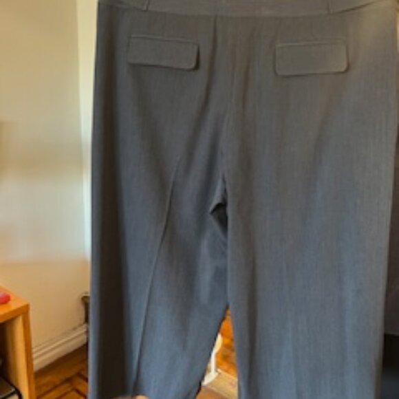 Dressy Nine West Dark Grey Crops 36% Rayon, Size 14 - Picture 2 of 3